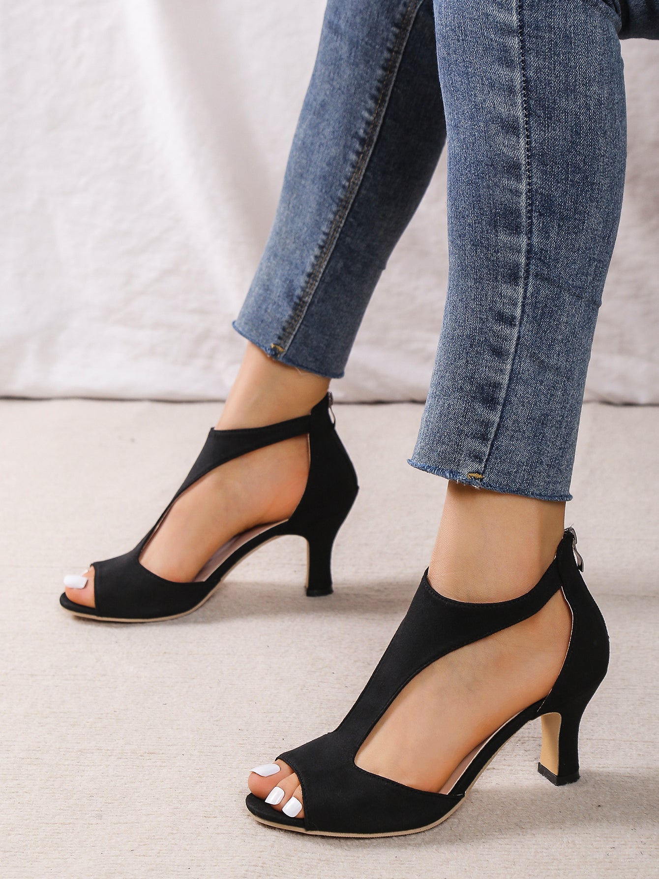 Chunky Heel Black Peep Toe Sandals for Women: High Fashion Footwear